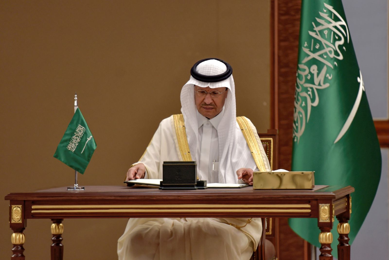 Oil prices drop on OPEC+, US debt ceiling deal uncertainty