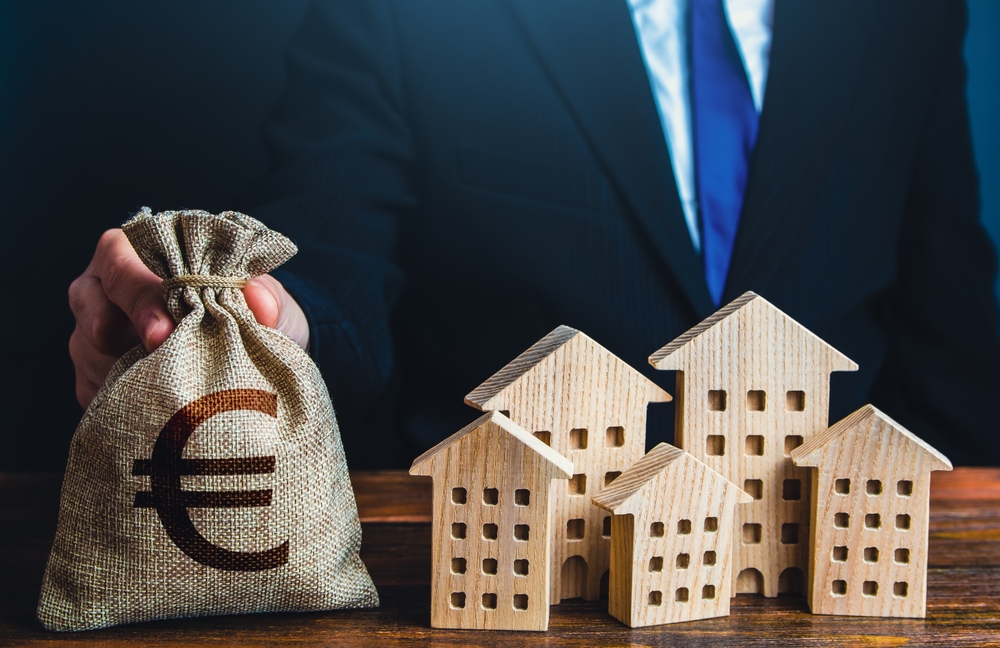 Unfolding the global property crisis