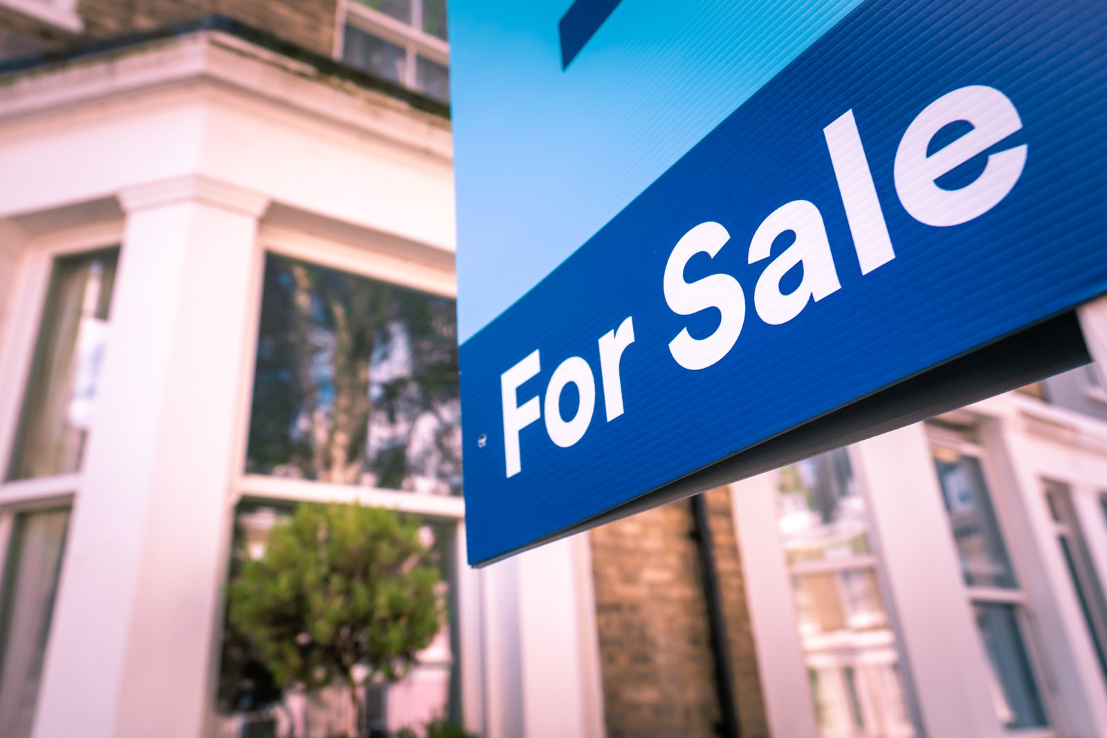 UK housing slump deepens on high interest rates