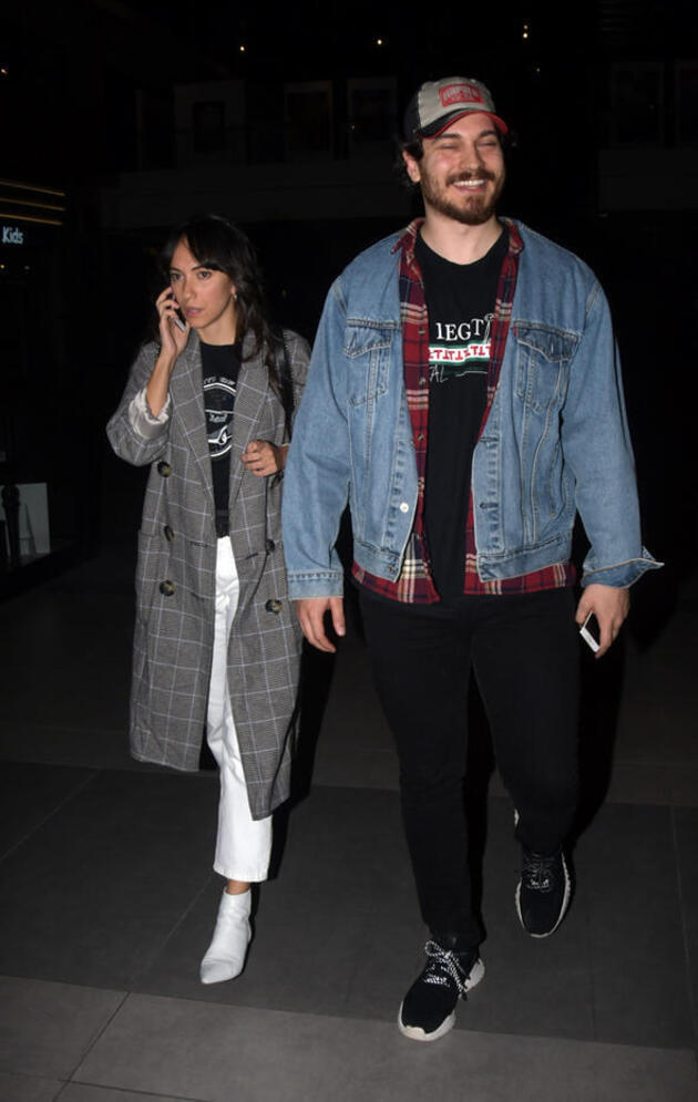 Çağatay Ulusoy and Duygu Sarışın walking in the street