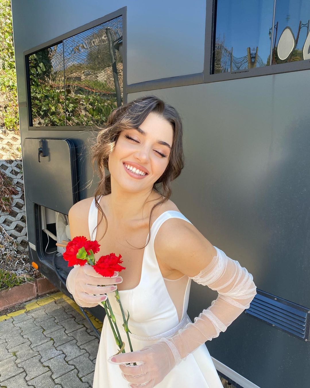 Glamour UK, Hande Erçel'i 2021'de Dünyanın En Güzel Kadını Seçti