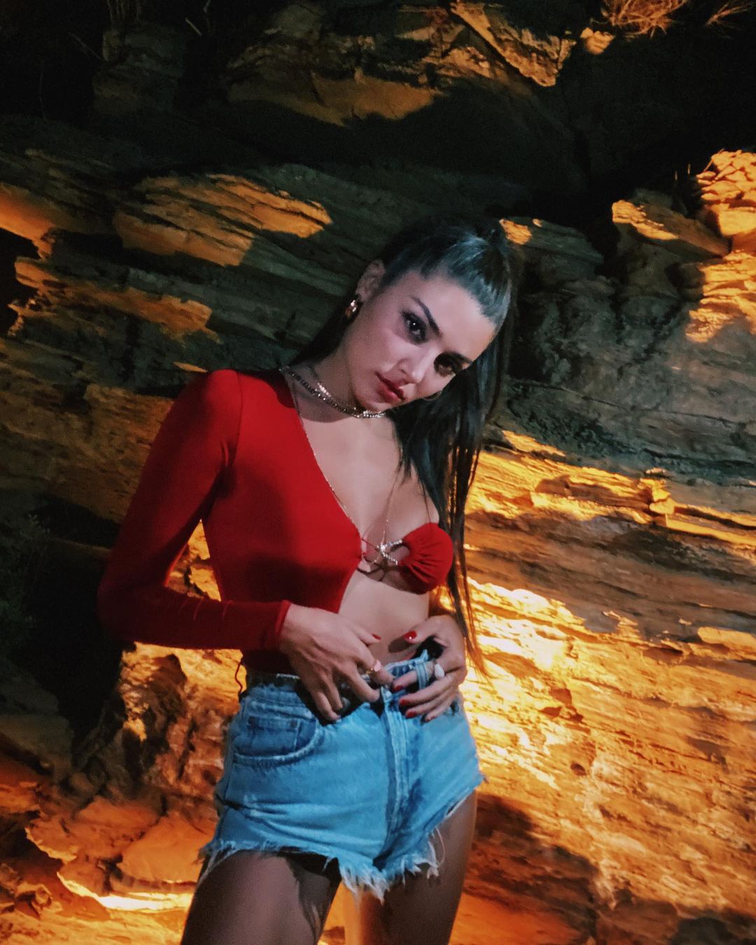 ""Hande Erçel yarı çıplak Serhat Şen doğum günü birthday Kerem Bürsin jealous kıskanç