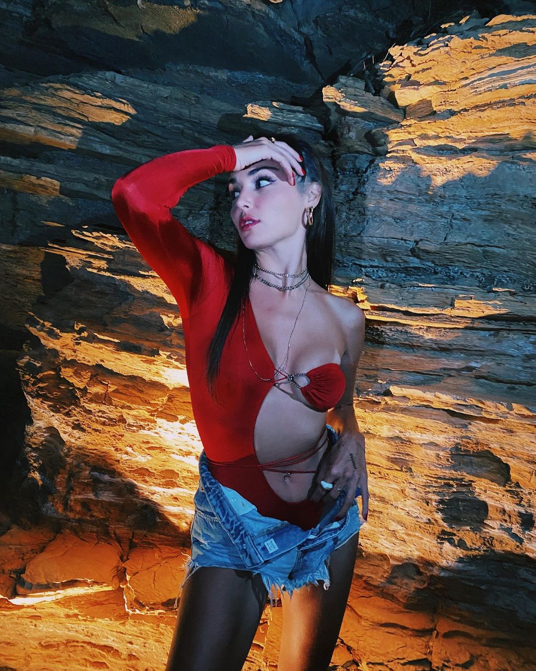 Hande Erçel kırmızı mayo fiyatı silinen fotoğraf göğüsler
