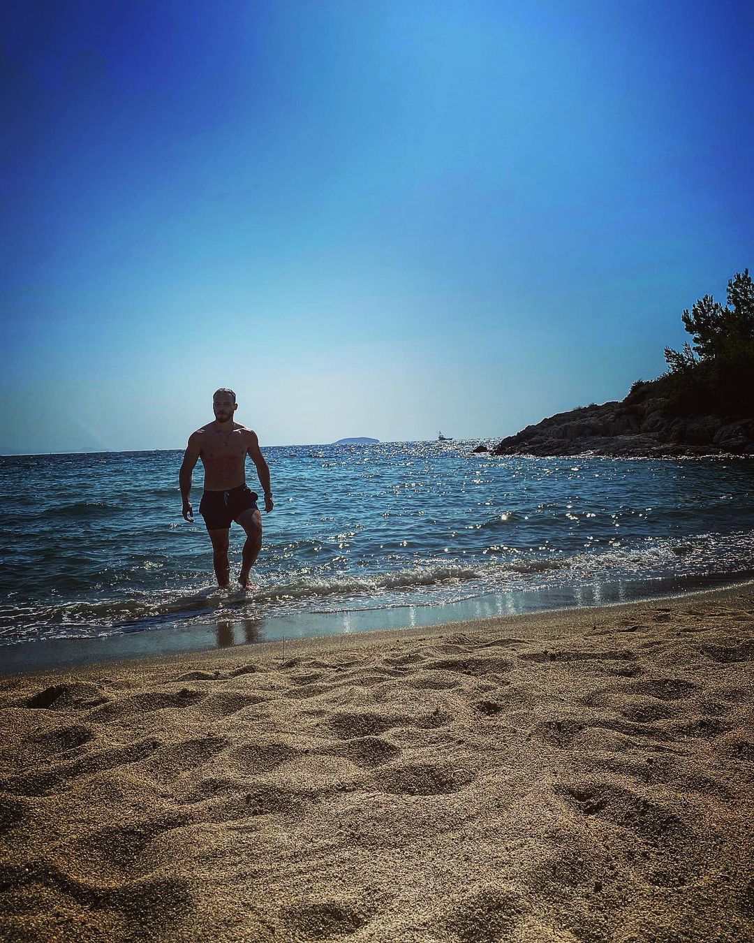 Kerem Bürsin bursin Bodrum tatil seyahat vacation final Sen Çal Kapımı altı paket