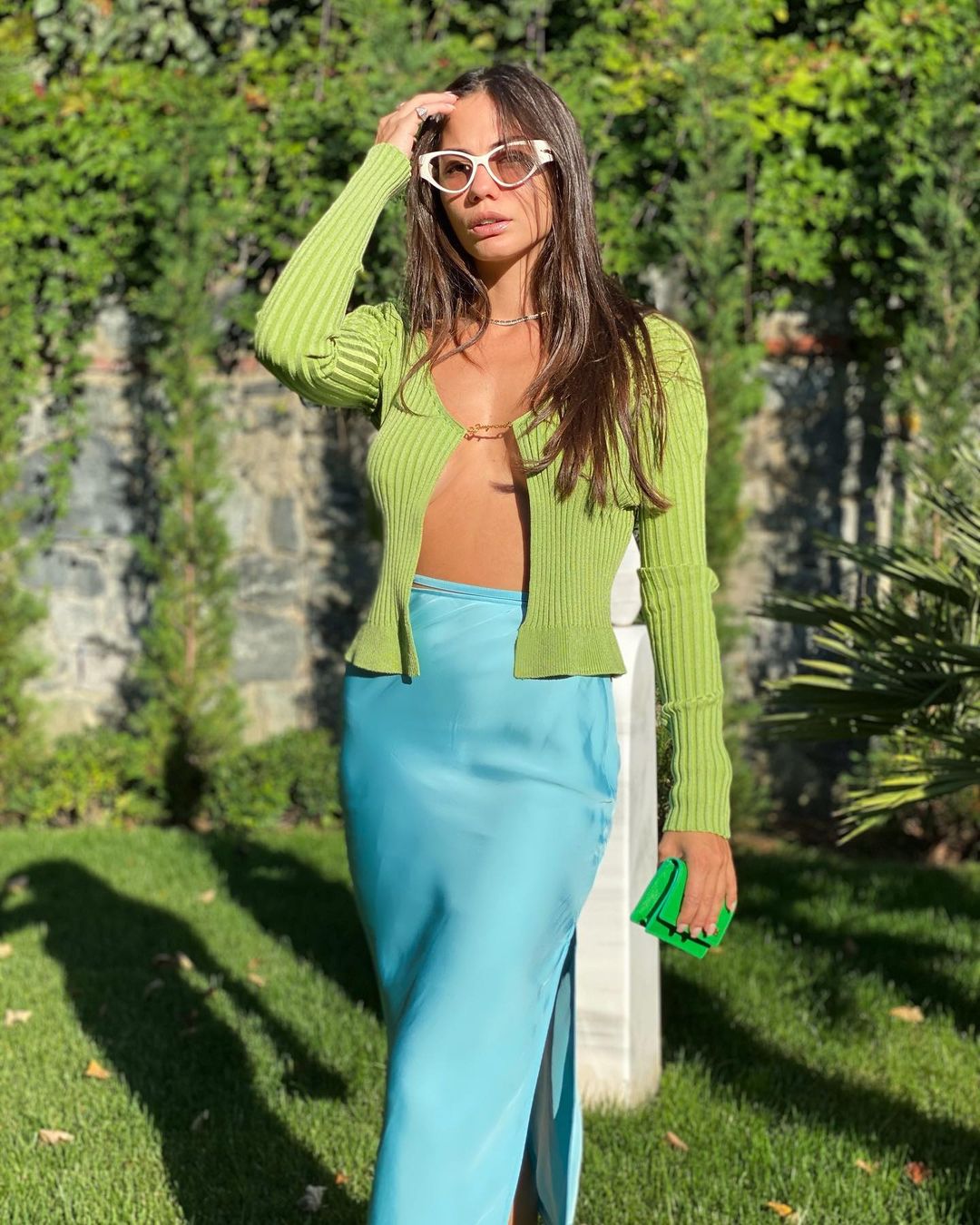 Demet Özdemir ozdemir göğüsler göğüs sütyensiz sutyen braless