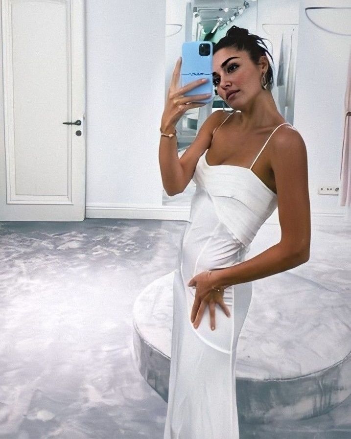 Hande Erçel Is Trying on Wedding Gowns denemek Gelinlikler Düğün elbisesi