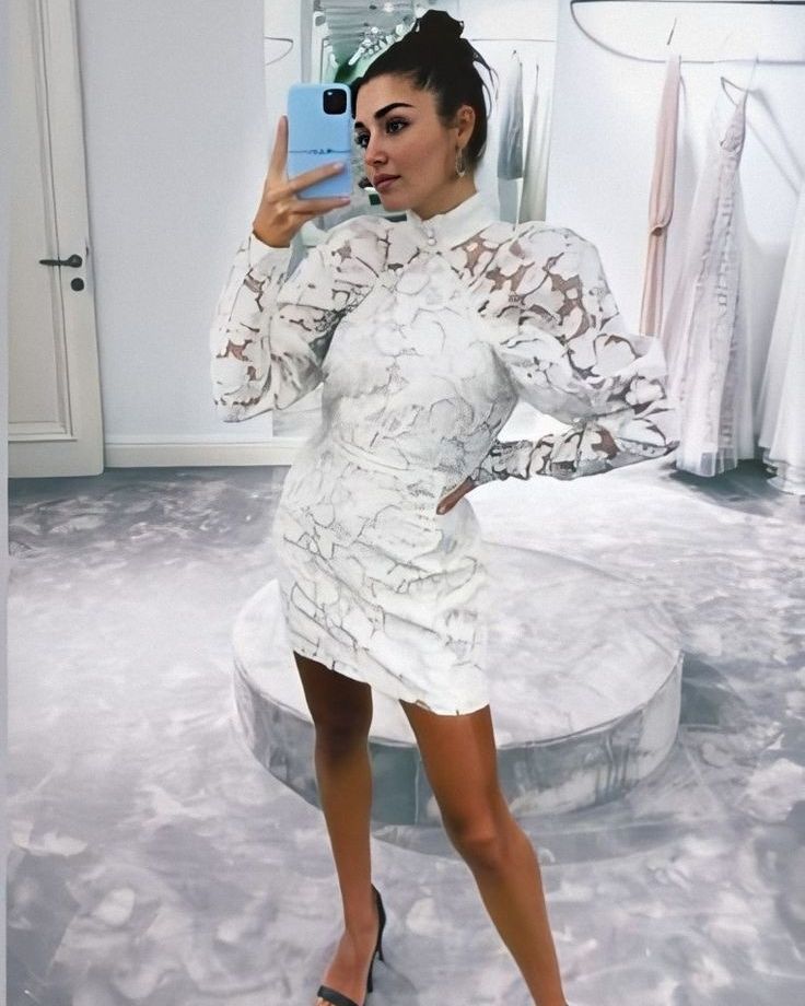 Hande Erçel Is Trying on Wedding Gowns denemek Gelinlikler Düğün elbisesi