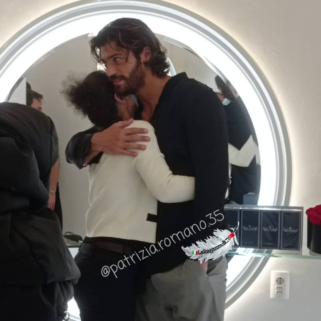 Pictures of Can Yaman and Demet Özdemir in Palermo Taken in October 2021.. Have They Reconciled?! Can Yaman ve Demet Özdemir'in Ekim 2021'de Çekilen Palermo Resimleri.. Barıştılar mı?! Foto di Can Yaman e Demet Özdemir a Palermo scattate nell'ottobre 2021.. Si sono riconciliati?!