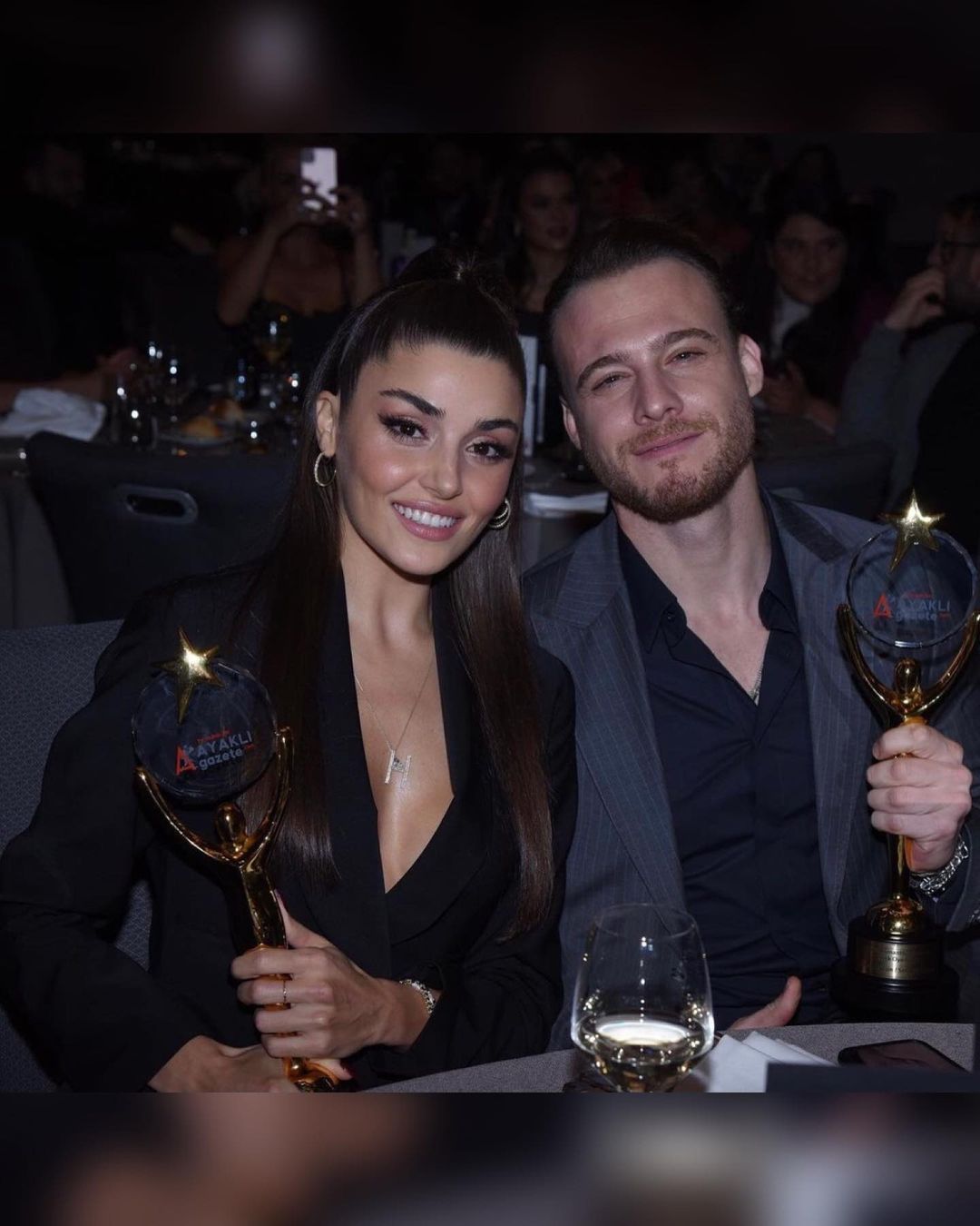 Kerem Bürsin Hande Erçel Flip Newspaper Awards ceremony Ayaklı Gazete Ödül