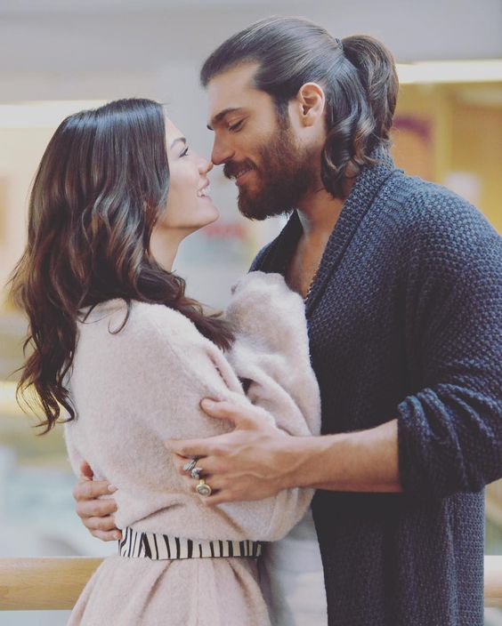 is can yaman and demet Özdemir in love hiding aşk saklanıyor amo nascondermi