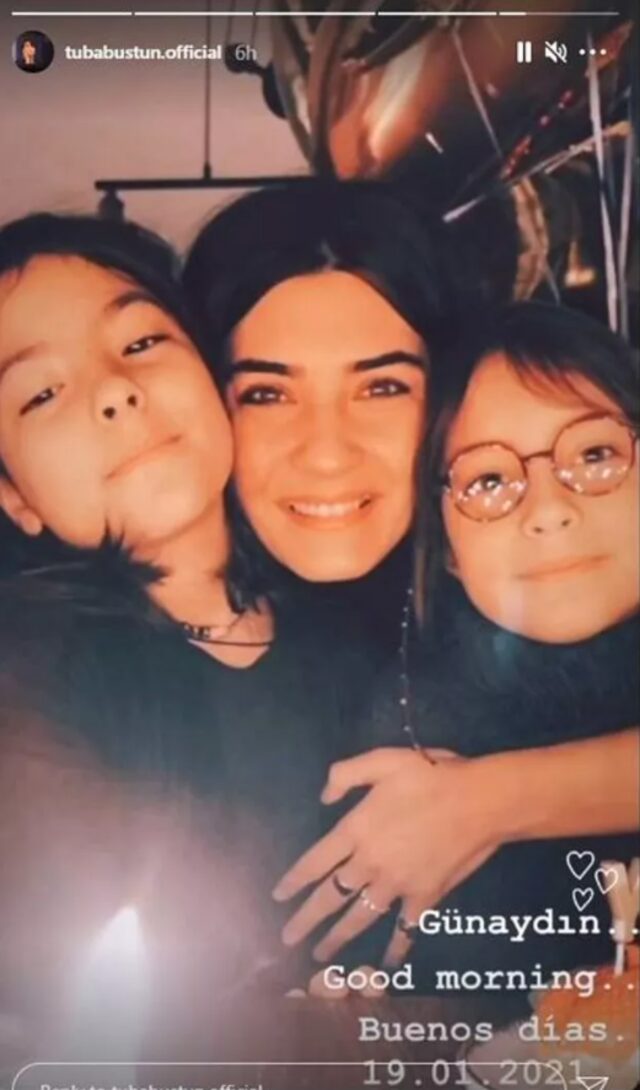 Rare Pictures of Tuba Büyüküstün's Twin Toprak and Maya İkizi Toprak ve Maya'nın Nadir Resimleri