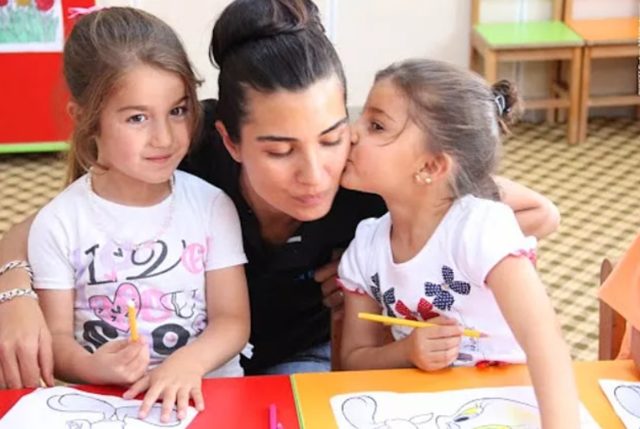 Rare Pictures of Tuba Büyüküstün's Twin Toprak and Maya İkizi Toprak ve Maya'nın Nadir Resimleri