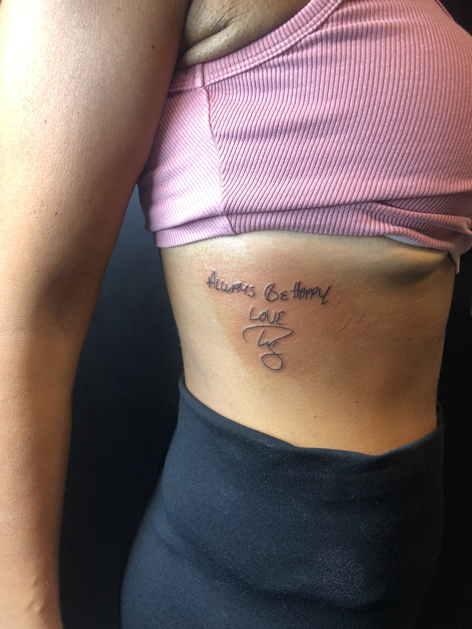 Kerem Bürsin fans tattoo his autograph hayranları onun imzasını dövdü