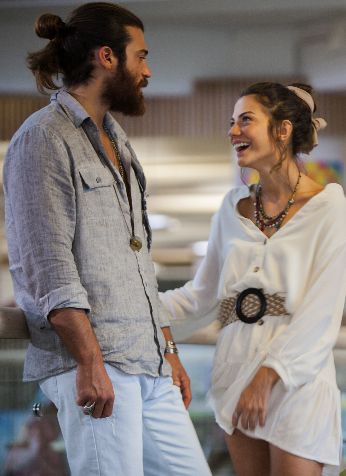 is can yaman and demet Özdemir in love hiding aşk saklanıyor amo nascondermi