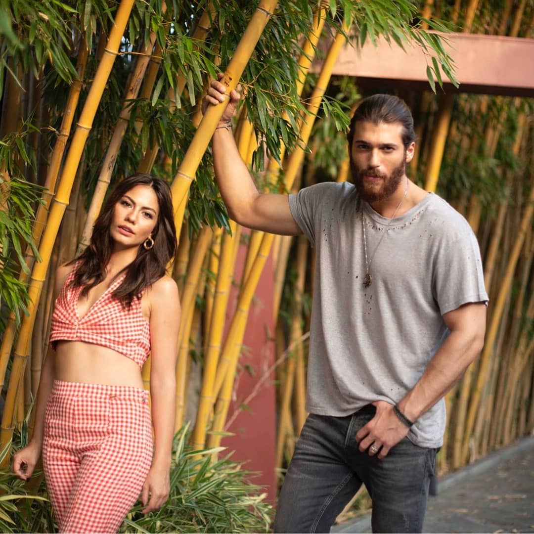 Demet Özdemir, Can Yaman ile Aşkını Canlandırmak için İtalya'ya taşındı Demet Özdemir si trasferisce in Italia per far rivivere l'amore con Can Yaman