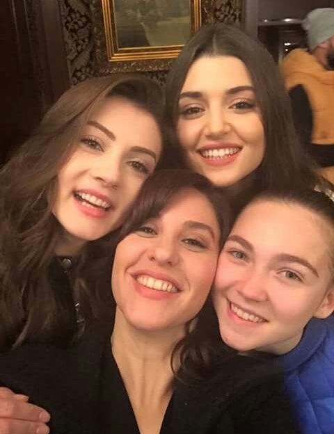 Hande Erçel Gamze ercel aile kız kardeş Kerem Bürsin 
