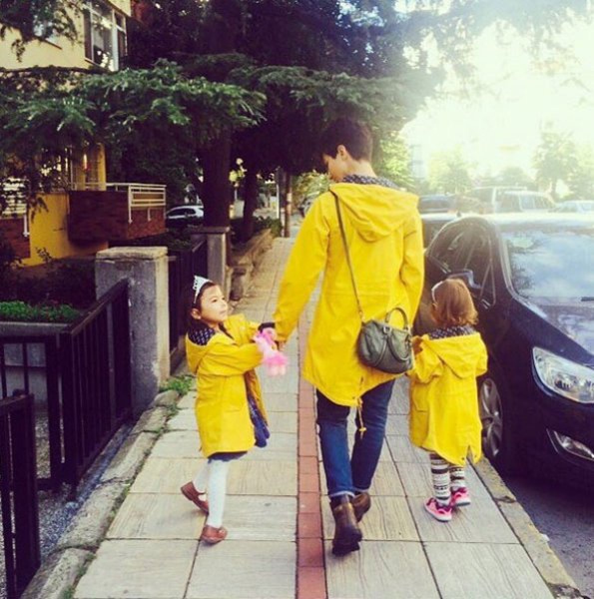Rare Pictures of Tuba Büyüküstün's Twin Toprak and Maya İkizi Toprak ve Maya'nın Nadir Resimleri