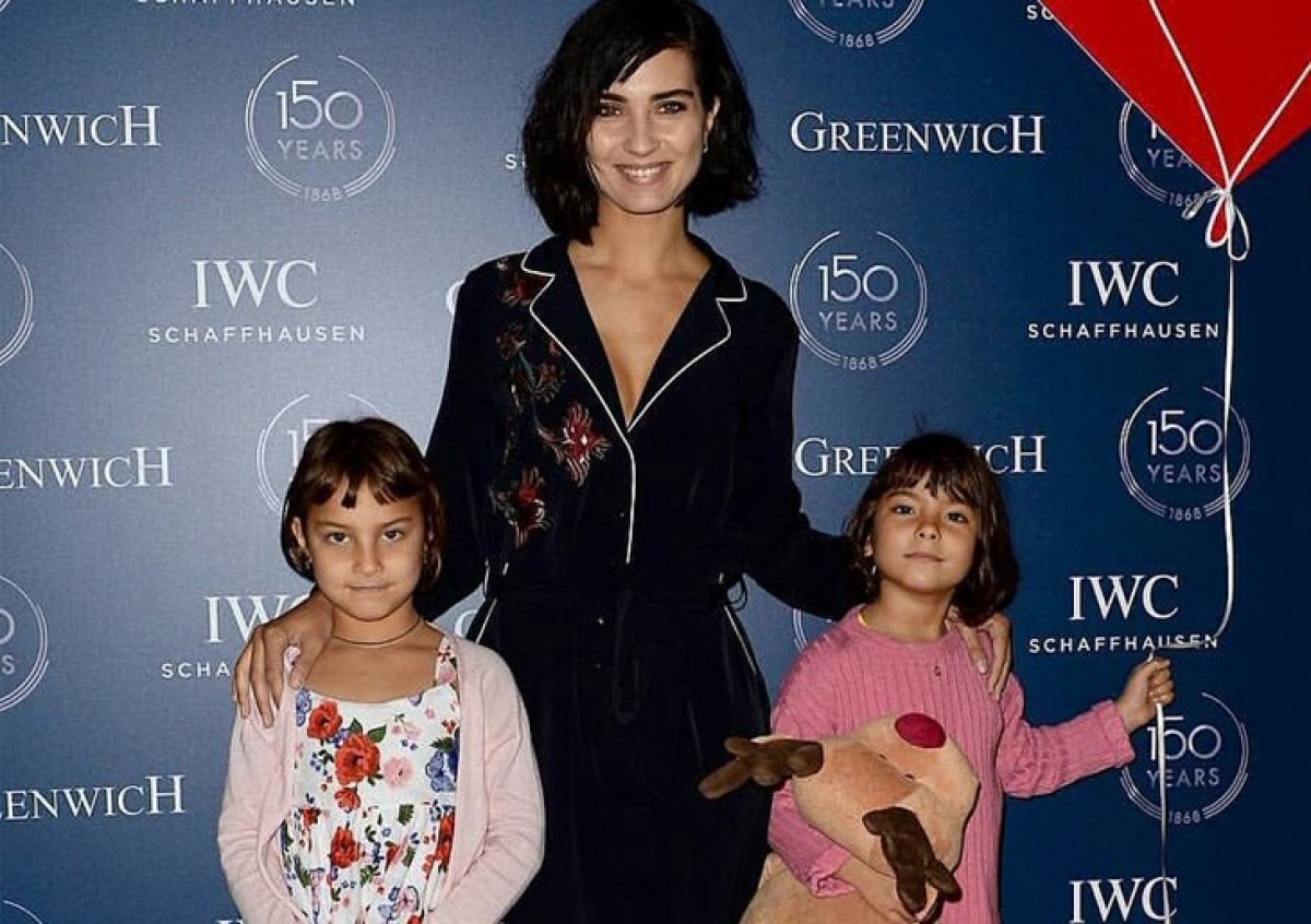 Rare Pictures of Tuba Büyüküstün's Twin Toprak and Maya İkizi Toprak ve Maya'nın Nadir Resimleri