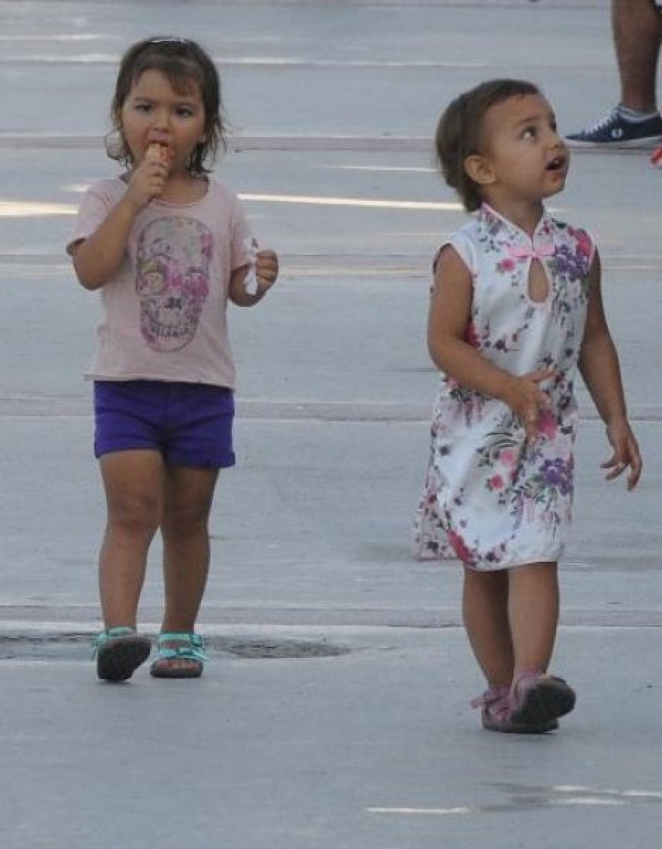 Rare Pictures of Tuba Büyüküstün's Twin Toprak and Maya İkizi Toprak ve Maya'nın Nadir Resimleri