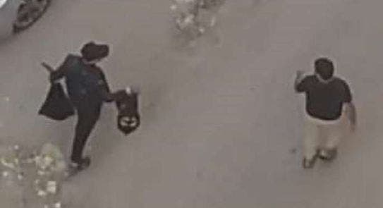 ""سفاح الإسماعيلية يحمل رأس الضحية بعد ارتكابه الجريمة