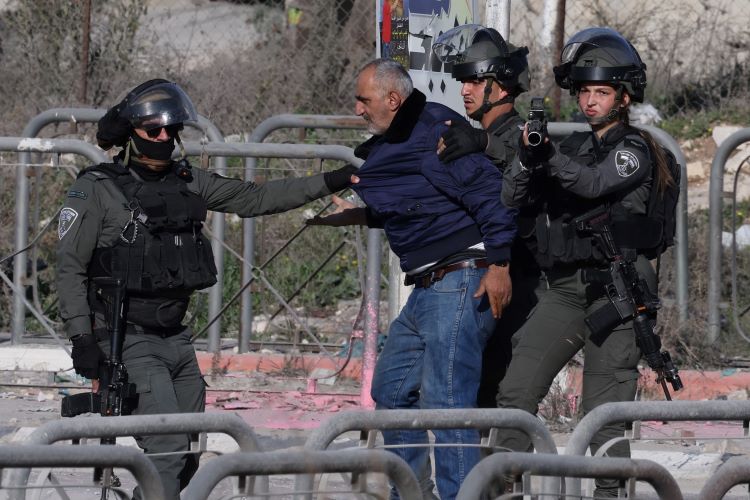 ""جنود اسرائيليون يعتقلون رجلا فلسطينيا في الضفة الغربية المحتلة