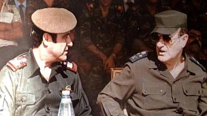 ""رفعت الأسد وشقيقه الراحل حافظ الأسد