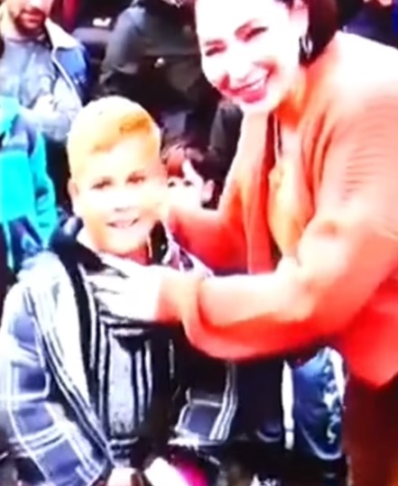 ""حسوني طفل الملهى مع امراة في احد شوارع اربيل