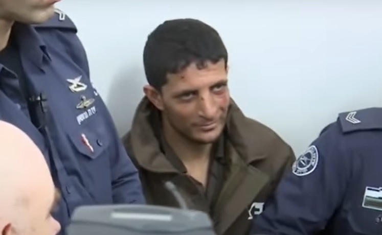 ""عرفات الرفايعة في قاعة المحكمة غداة اعتقاله عام 2019 واثار التعذيب بادية في وجهه