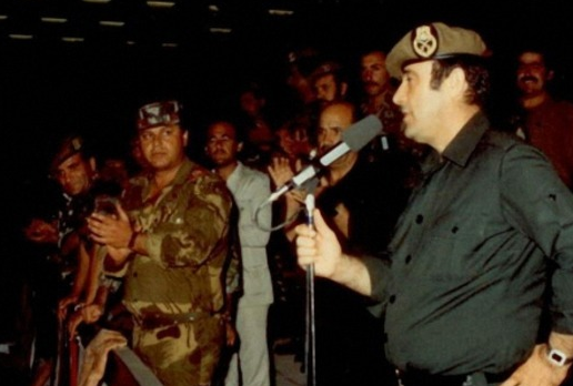 ""رفعت الأسد أمام حشد من سرايا الدفاع عام 1982