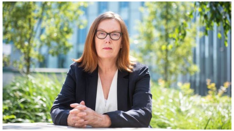 ""مطورة أسترازينيكا استاذة علم اللقاحات في جامعة اكسفورد ساره جيلبرت