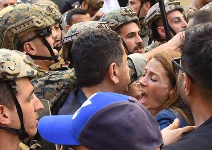 ""سينتيا زرازير اثناء التدافع الذي حصل امام مجلس النواب