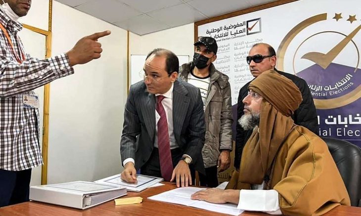 ""سيف الإسلام القذافي يوقع طلب ترشيحه لمنصب الرئاسة
