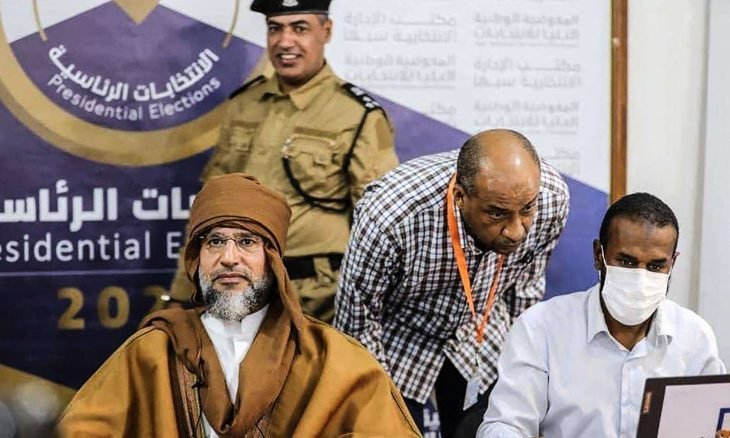 ""سيف الاسلام لدى ظهوره وهو يوقع اوراق ترشيحه للانتخابات