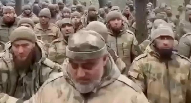 ""مقاتلون شيشان يؤدون الصلاة في غابة قرب كييف