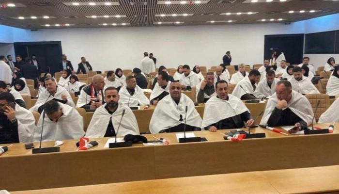 ""نواب التيار الصدري حصروا الجلسة مرتدين الاكفان