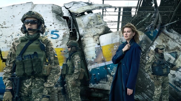 ""إيلينا زيلينسكي أمام حطام أضخم طائرة في العالم والتي دمرها القصف الروسي