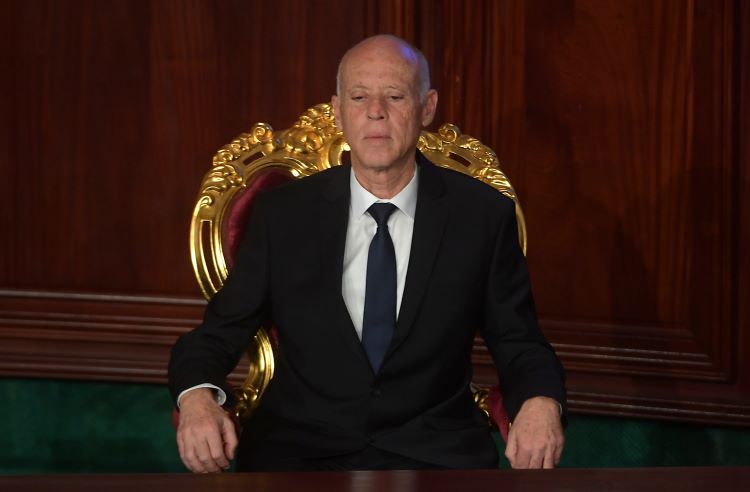""الشيخ محمد الهنتاتي اكد انه على تواصل دائم مع قيس سعيّد