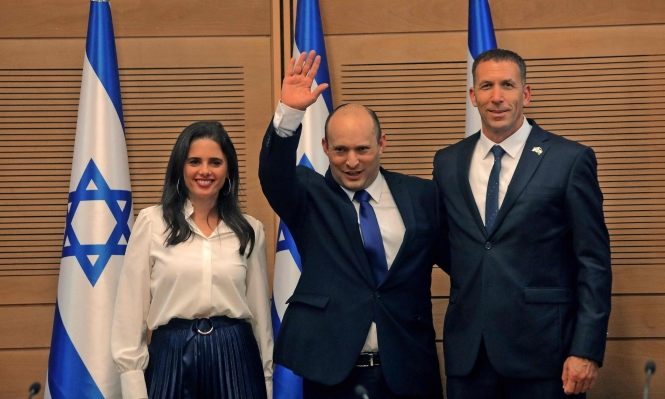 ""كاهانا (يمين) ورئيس الوزراء الاسرائيلي نفتالي بينيت ووزيرة القضاء اياليت شاكيد