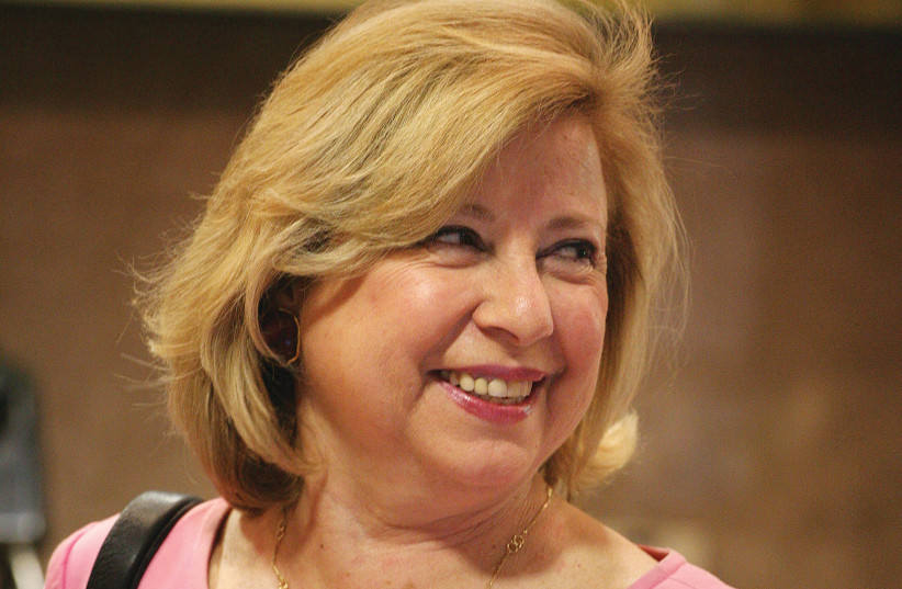 ""نفت شائعات حول علاقة غرامية بينها وبيريز