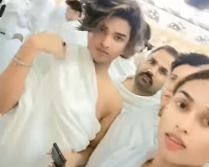 ""الشابان اللذان ظهرا في الفيديو خلال طوافمها حول الكعبة