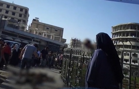 ""قالت المحكمة ان فتوش ابراهيم نشرت في مناسبتين صورا لنفسها مع رؤوس مقطوعة في الرقة السورية