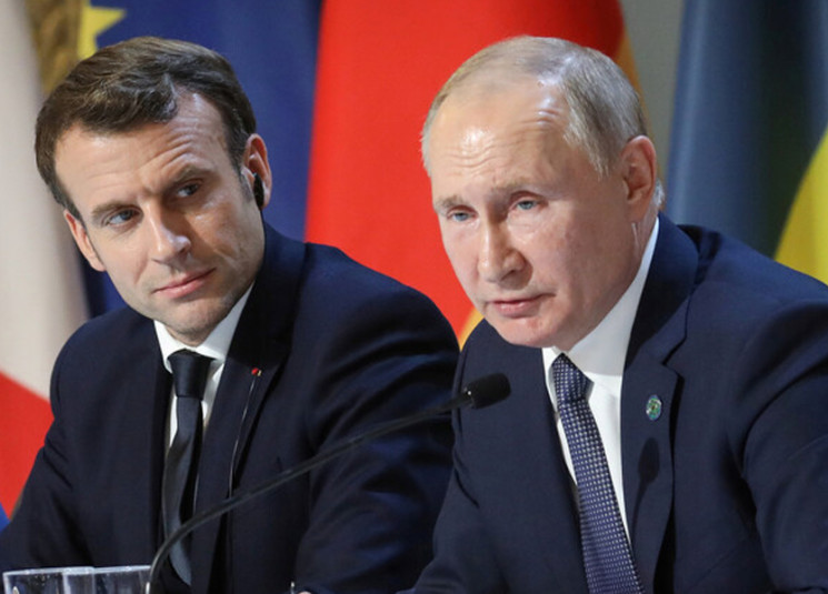 ""الرئيس الروسي فلاديمير بوتين (يمين) ونظيره الفرنسي إيمانويل ماكرون