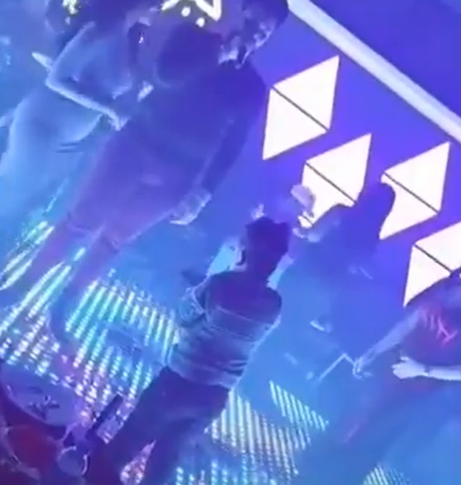 ""لقطة من الفيديو الذي يظهر طفلا ثانيا ينثر النقود في ملهى في السليمانية