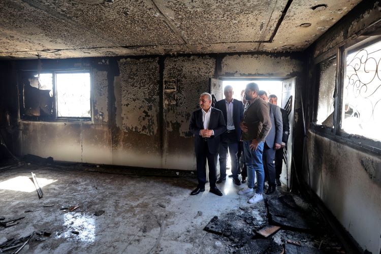 ""رئيس الوزراء الفلطسيني محمد اشتية خلال تفقده احد المنازل التي احرقها المستوطنون في حوارة