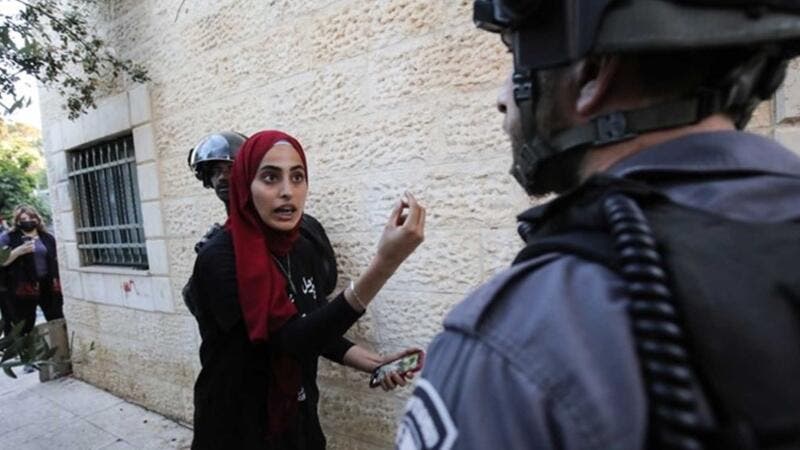 ""منى الكرد خلال مواجهة مع جندي اسرائيلي