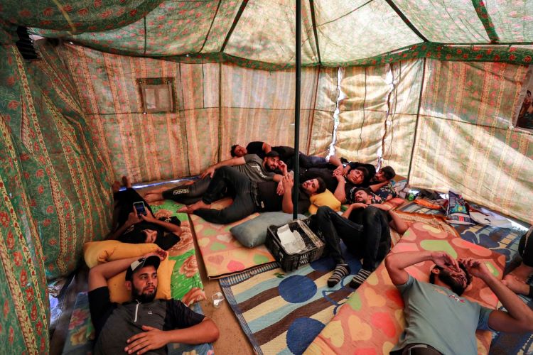 ""مجموع من انصار التيار الصدري داخل خيمة منصوبة امام مجلس القضاء الاعلى في المنطقة الخضراء ببغداد