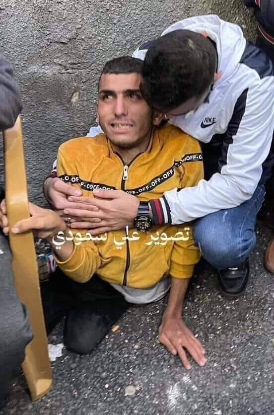 الشاب فادي نجم ...  يعاني من شلل رباعي يودع شقيقه شادي الذي كان يرعاه ويحمله ويهتم فيه منذ صغره.