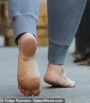 درو باريمور حافية القدمين