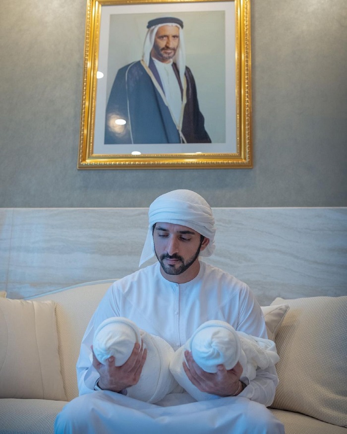 "الشيخ حمدان بن محمد بن راشد مع توأمه من زوجته الشيخة شيخة"