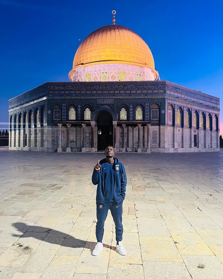 السنغالي إدريسا غي يتشهد أمام المسجد الأقصى في فلسطين